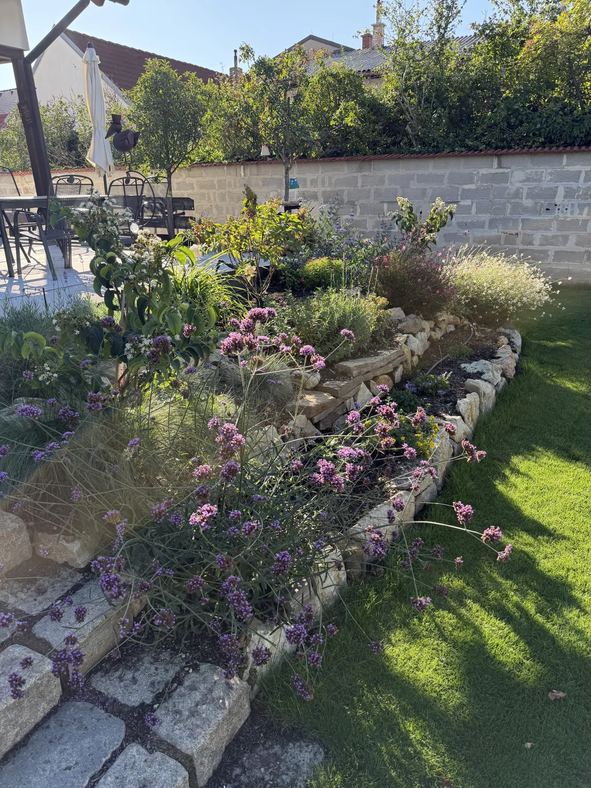 Natursteinmauer-Beet in voller Blüte